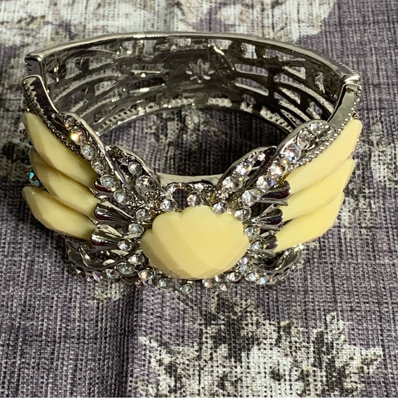 Brand New Costume Jewelry Hinged Cuff Statement Bracelet - Picture 3 of 12